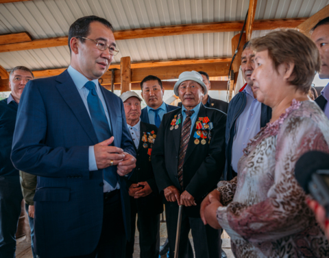 Айсен Николаев посетил сельхозпредприятия и крестьянские хозяйства Намского улуса