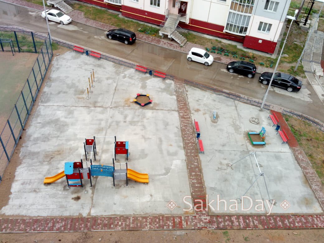 "Бетон застелят резиновыми плитками", - в Сайсарской управе прокомментировали новость о травмоопасной площадке