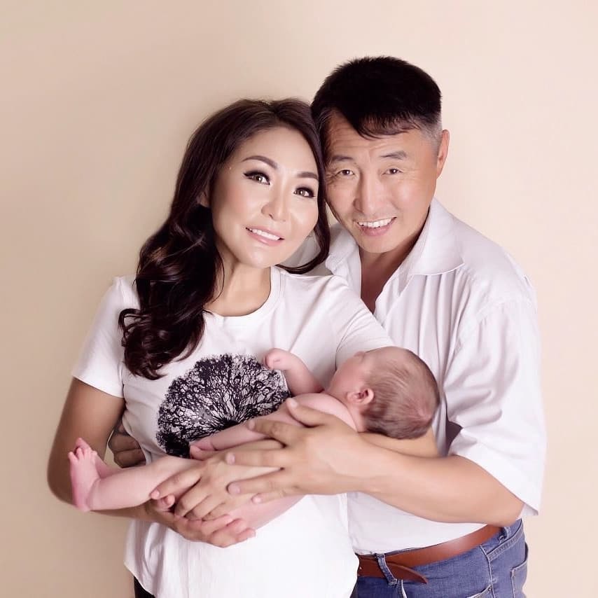 Певица Сахая и пародист Александр Бурнашев стали родителями