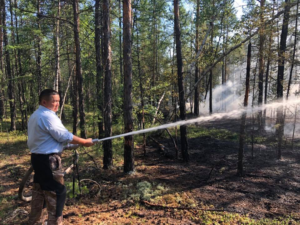 Экс-министр молодежи Георгий Куркутов вместе с жителями Техтюра спас якутское село от огня