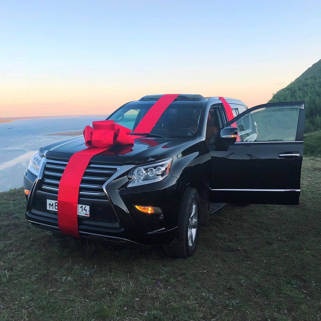 Экс-кандидат в мэры Якутска подарил дочери Lexus