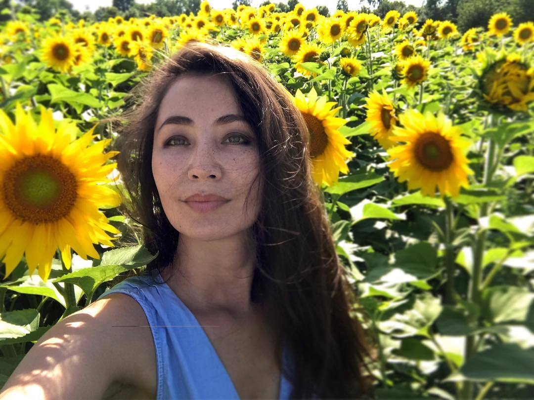Титулованная якутская красавица поделилась солнечным фото в подсолнухах