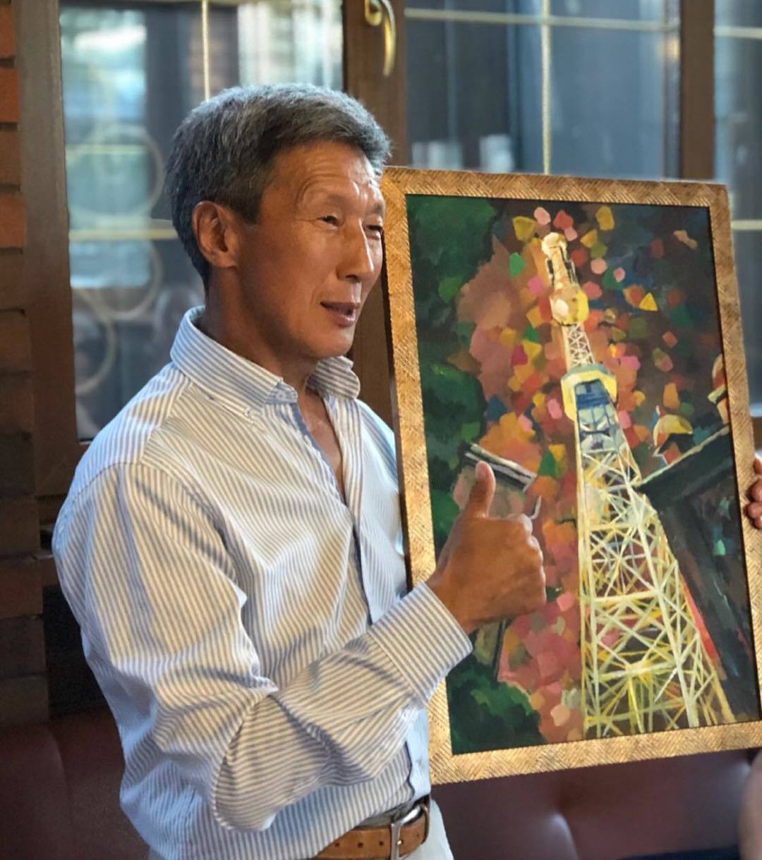 Экс-министру связи подарили картину телебашни в Якутске