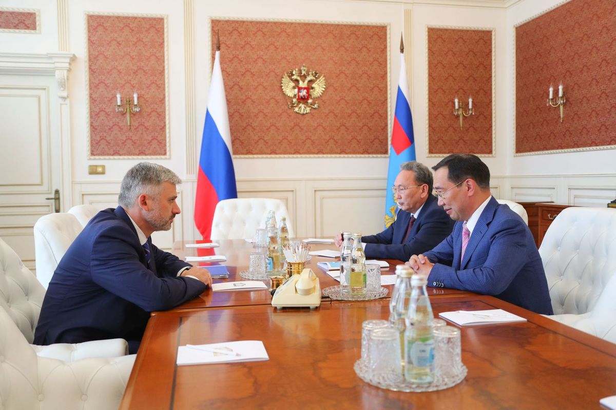 Перспективы развития транспортной инфраструктуры обсудили врио Главы Якутии Айсен Николаев и глава Минтранса РФ Евгений Дитрих