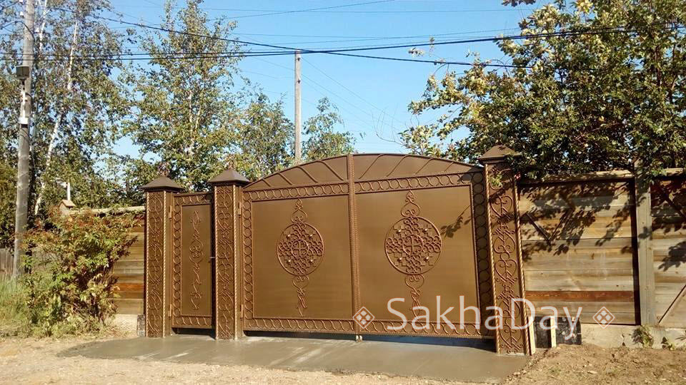 Фотофакт: Экс-глава Якутии Егор Борисов установил на даче ворота с оберегом "Муравей"