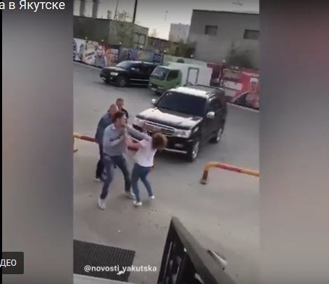 Трое мужчин против одной дамы. Якутян возмутила драка у "Ремикса" (видео)