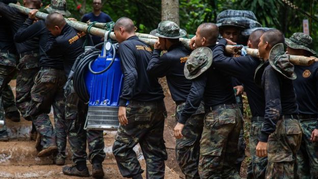 Из пещеры откачивают воду