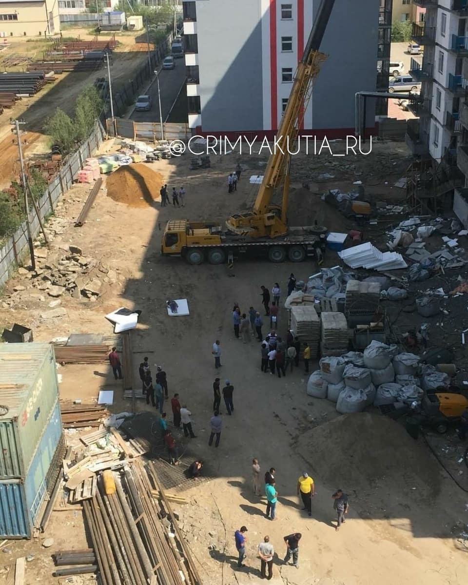 В Якутске строитель сорвался с новостройки