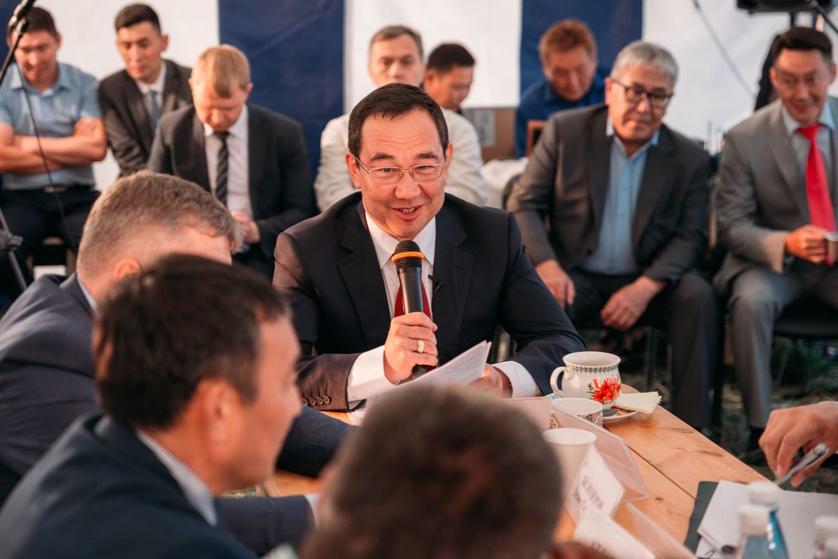 Айсен Николаев дал старт серии республиканских дискуссионных площадок