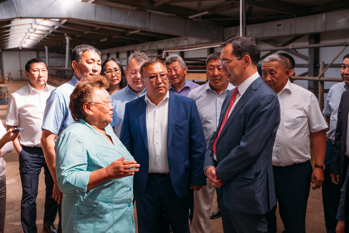 Айсен Николаев посетил сельхозпредприятия Мегино-Кангаласского улуса