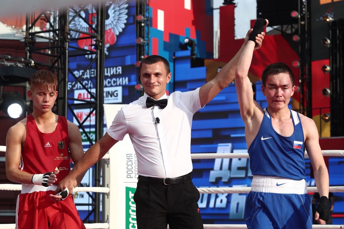 Якутский боксер Василий Егоров разгромил Гомана на Красной площади