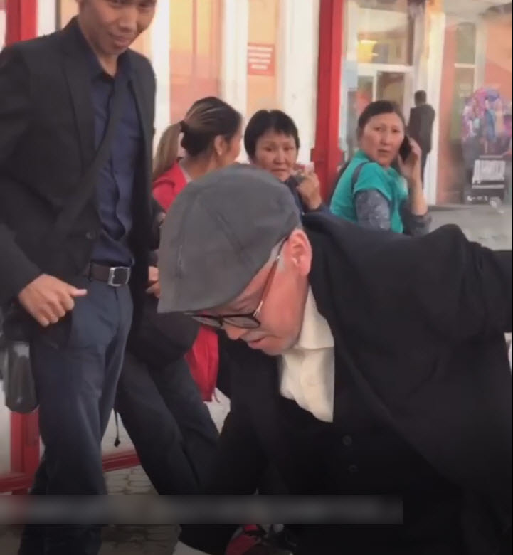 В Якутске пранкер Жора разыграл прохожих, притворившись немощным стариком