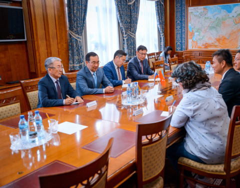 Айсен Николаев встретился с советником Правительства Гонконга по вопросам образования