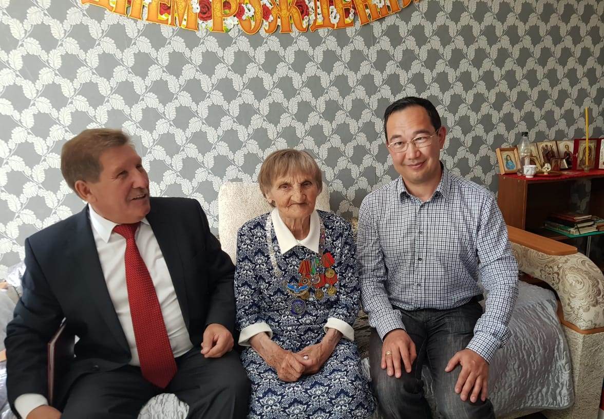 Айсен Николаев наградил Почётным знаком долгожителя Якутии «Уйэ Саас» ветерана ВОВ Наталью Тетерину