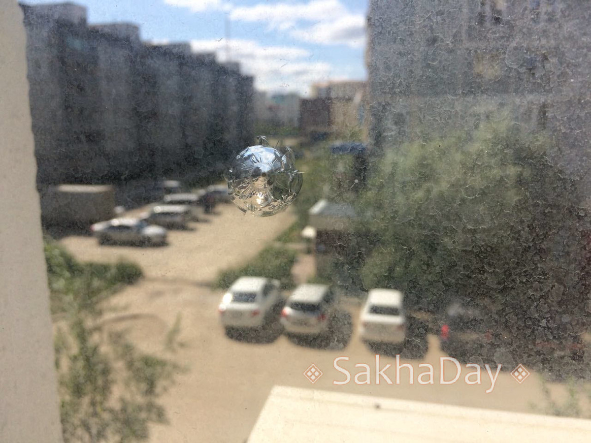 Жителю Якутска прострелили окно из пневматического оружия