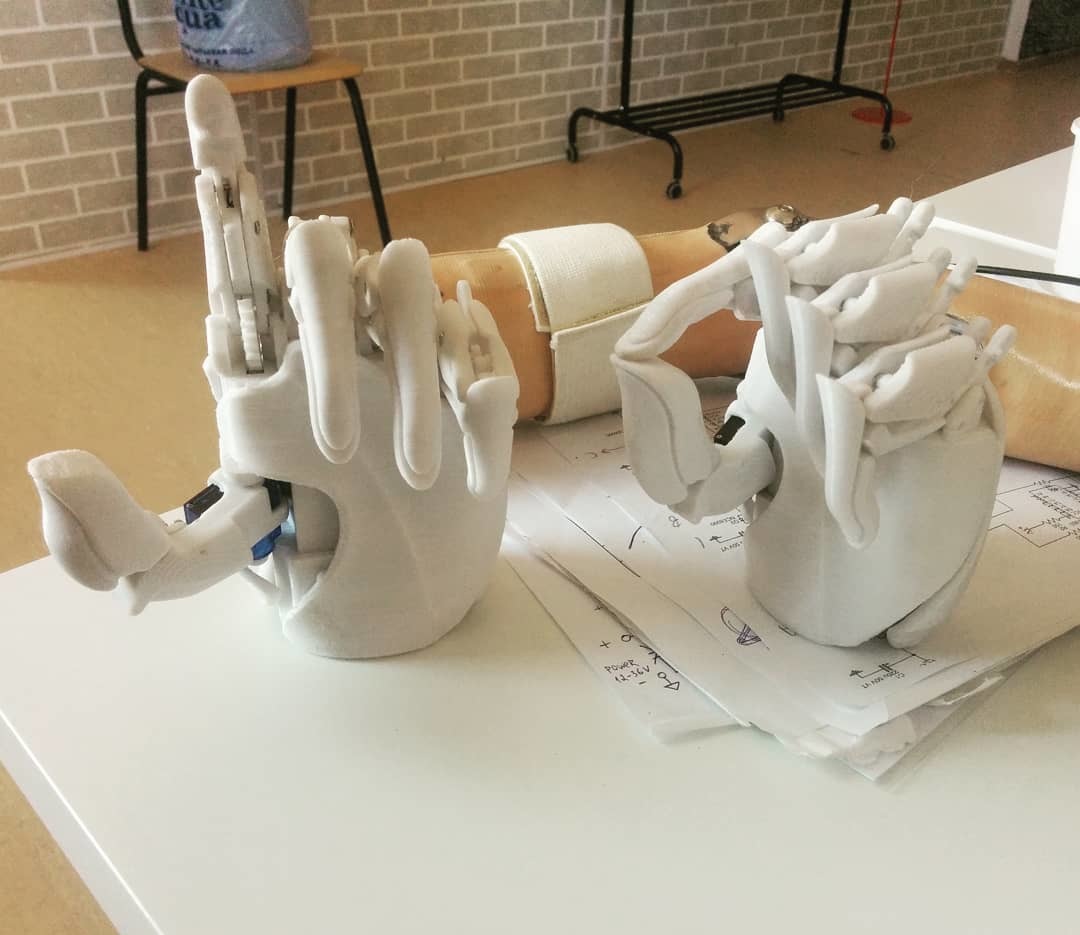 Напечатанные вещи. Бионический протез на 3д принтере. Экзопротезы руки 3д принтера. Бионический протез 3д модель. Бионическая рука на 3д принтере.