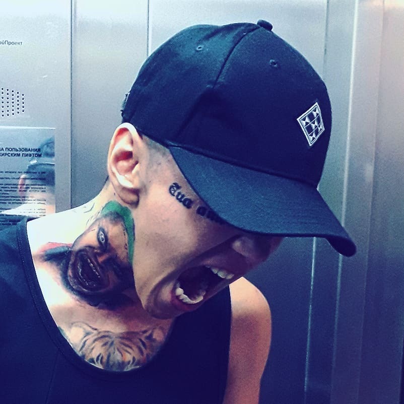 Певец Kit Jah сделал себе татуировку на лице, поразившую подписчиков