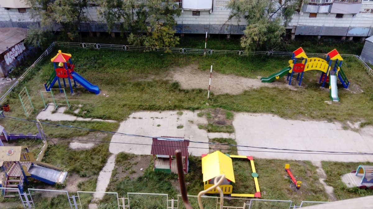 В Якутске на волейбольной площадке установили детские горки