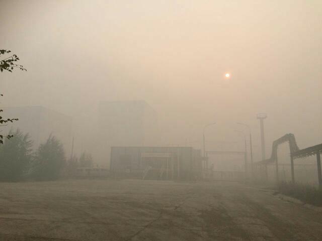 Эта фотография от 7 августа распространяется в соцсетях с жалобами на то, что нечем дышать.