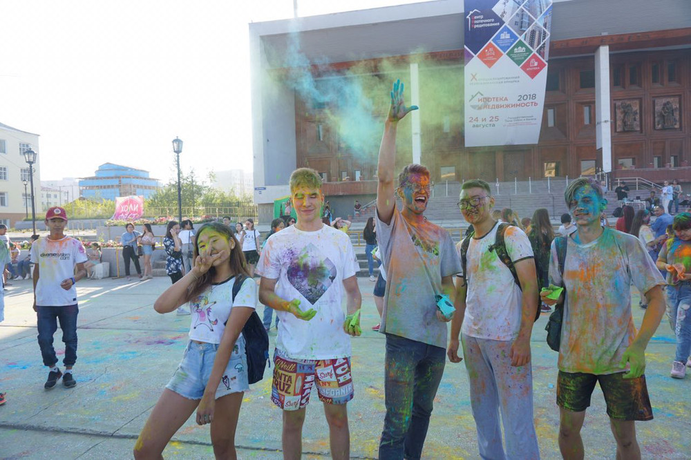 В Якутске прошел ежегодный фестиваль красок Холли фест