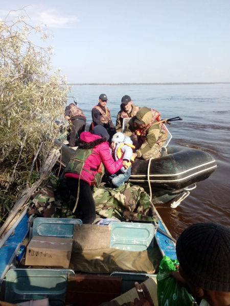 В Якутии спасли дрейфующую лодку с пассажирами, среди которых был двухлетний ребенок