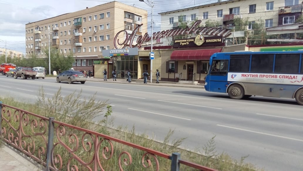 Фотофакт: Полицейские в масках оцепили территорию "Лермонтовских рядов" в Якутске