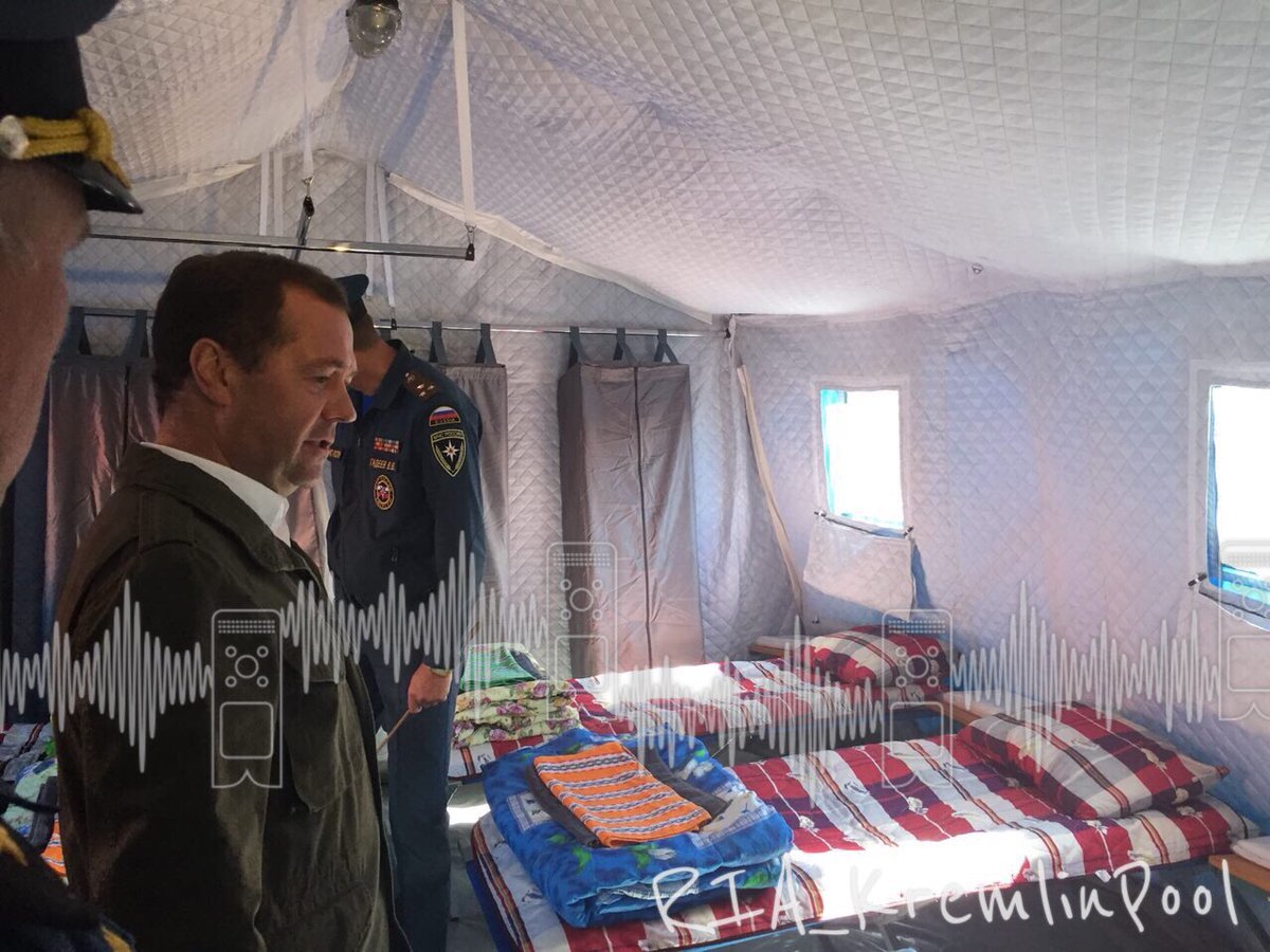 Участникам совещания с Медведевым на Камчатке пришлось спать в палатках