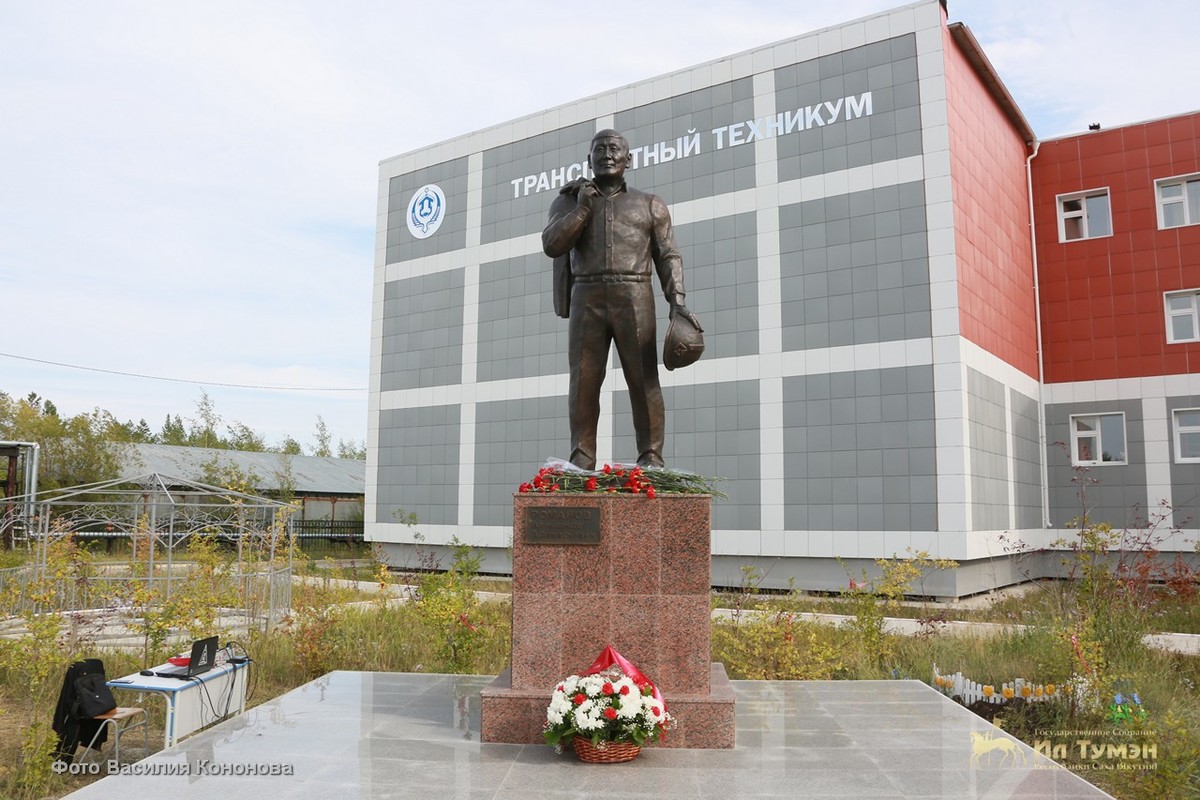 В Нижнем Бестяхе открыт памятник народному депутату Александру Романову