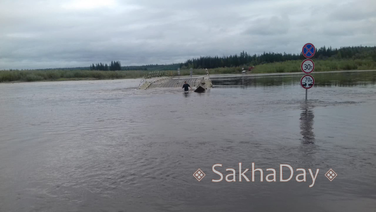 В Мирнинском районе при попытке переправиться через речку со сломанным мостом утонула машина (видео)