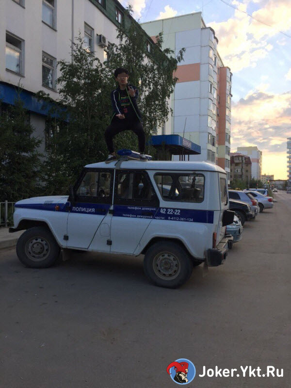 Видеофакт: В Якутске молодой человек, прыгавший на крыше патрульной машины, принес извинения полиции