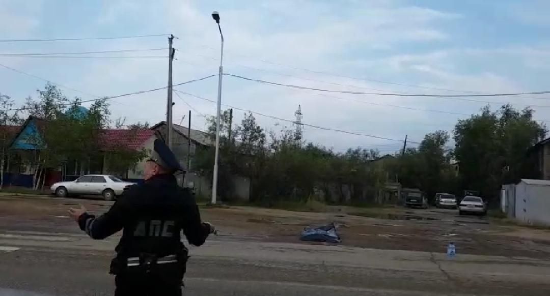 Пешеход, споткнувшись, упал под колеса грузовика в Якутске