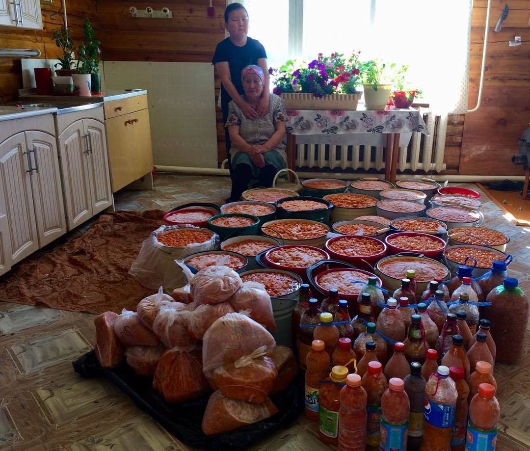 Фотофакт: В Абыйском районе ягодный сезон в разгаре