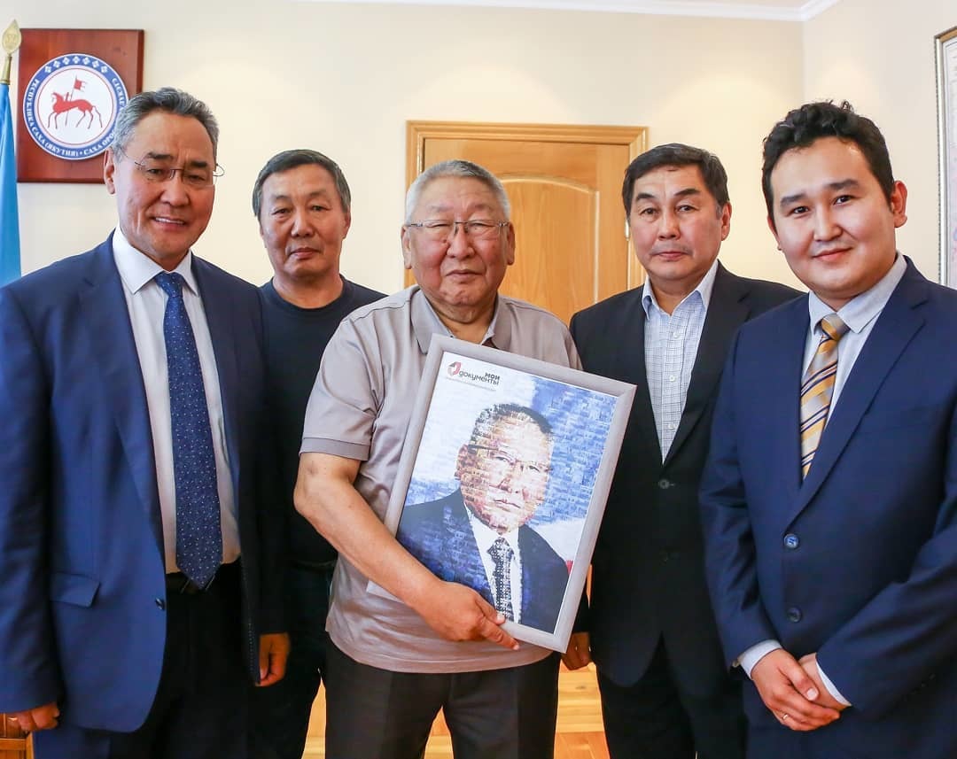 Фотофакт: Егор Борисов справляет день рождения