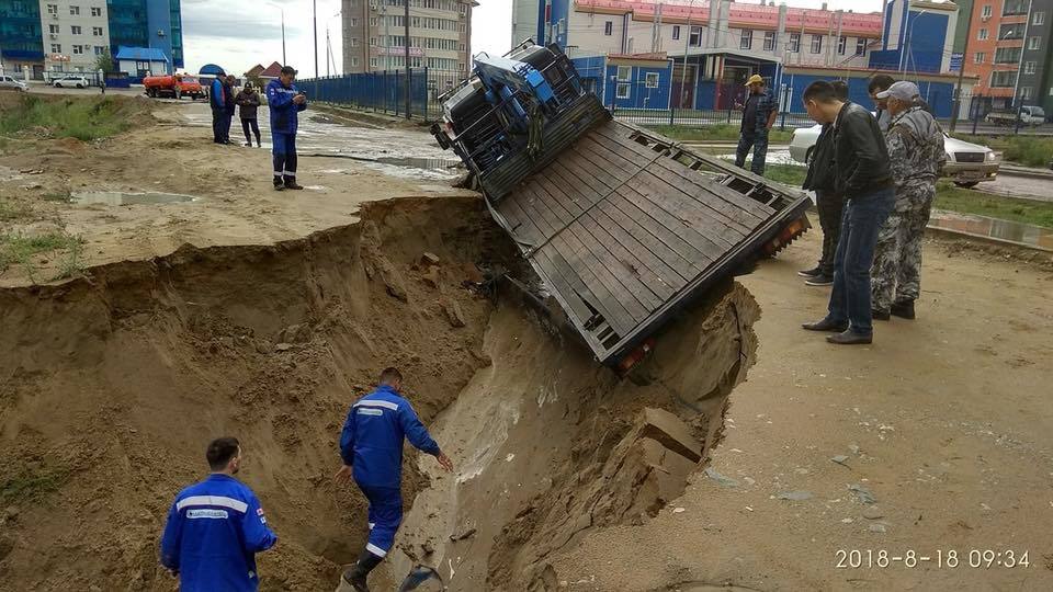 Фотофакт: Грузовик провалился в овраг в 203-м микрорайоне Якутска