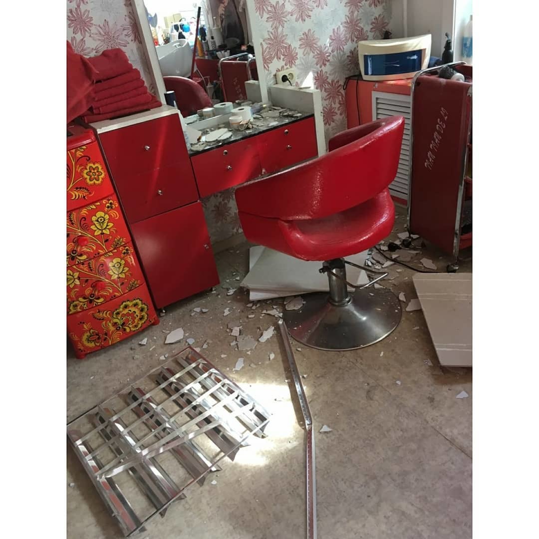 «Парикмахер заслонил клиентку от падающего потолка», - в салоне «Матрешка» не согласны с обвинениями клиента