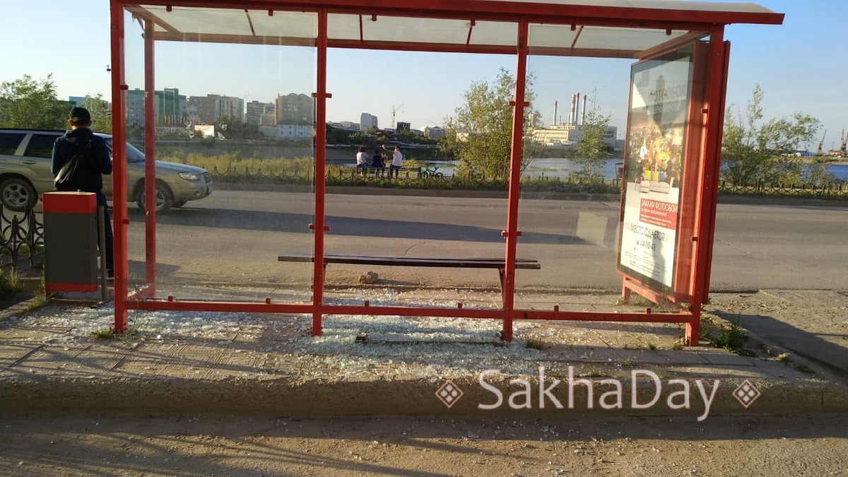 В Якутске второй раз за год вандалы разбили остановку