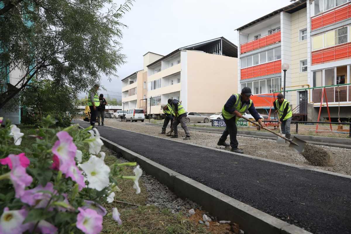 В Якутске продолжается благоустройство дворов