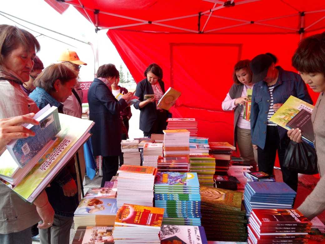 Книжная ярмарка в Якутске: Шведский стол, самые дорогие и старинные книги