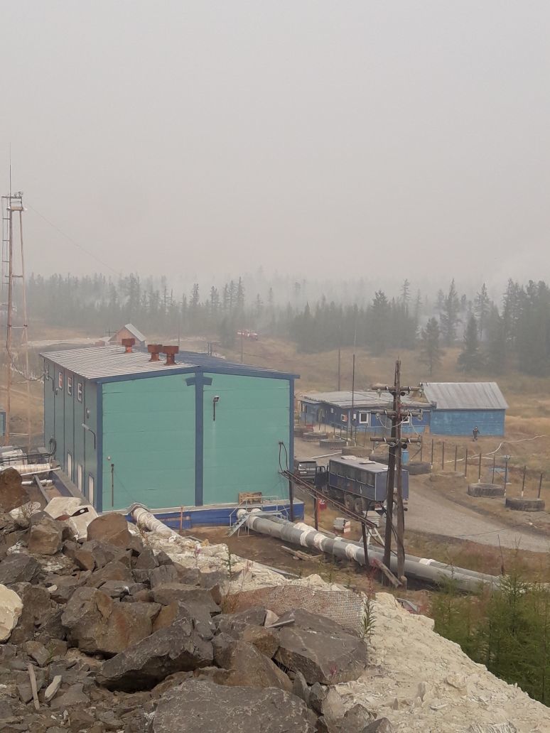 Огонь подошел к хвостохранилищу