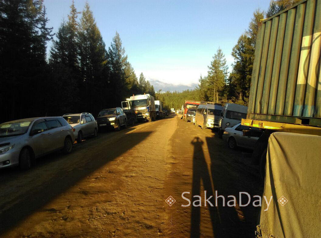 В Мирнинском районе Якутии из-за утонувшего моста четвертые сутки стоят десятки машин