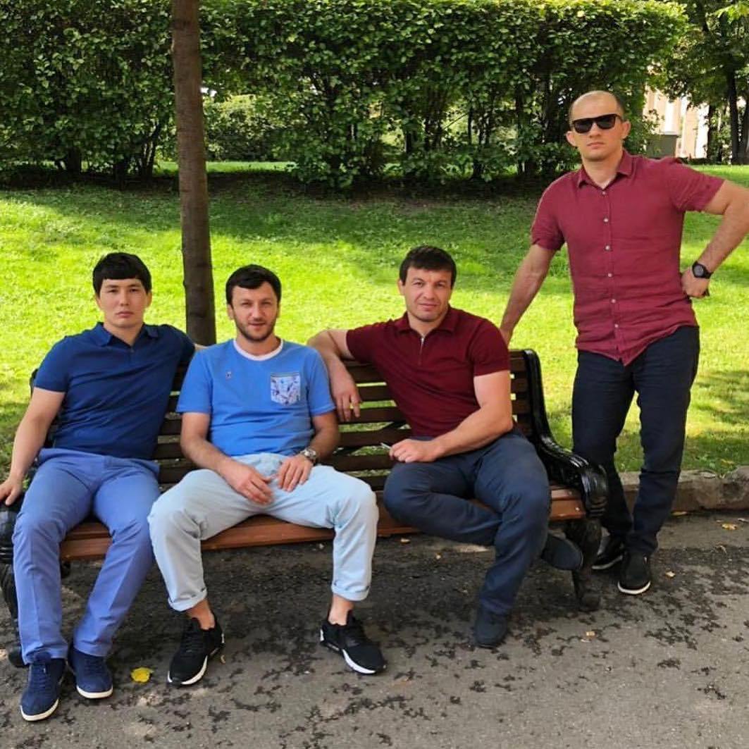 Фотофакт: Виктор Лебедев отдыхает в Москве в кругу знаменитых спортсменов