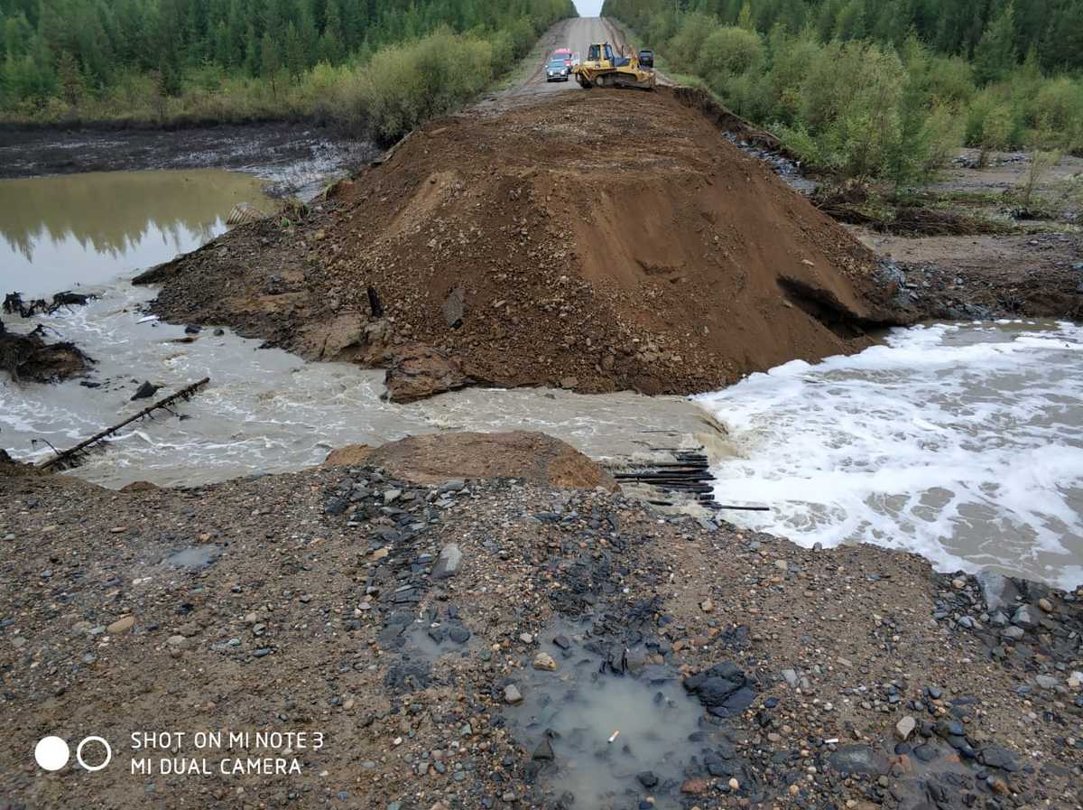 В Якутии размыло дорогу  Мирный - Ленск (видео)