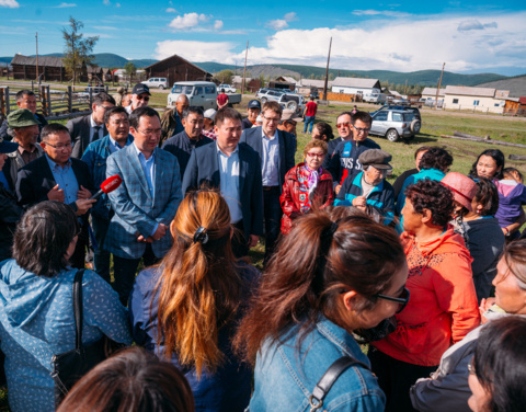 Айсен Николаев встретился с жителями с. Оймякон, пострадавшими от наводнения