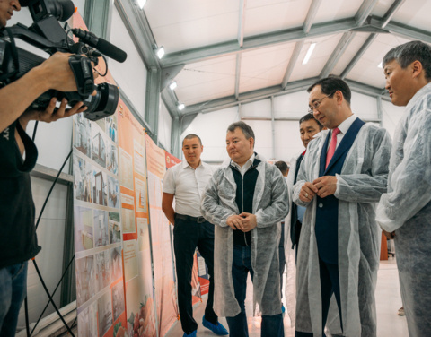 Айсен Николаев посетил сельскохозяйственные предприятия Горного улуса