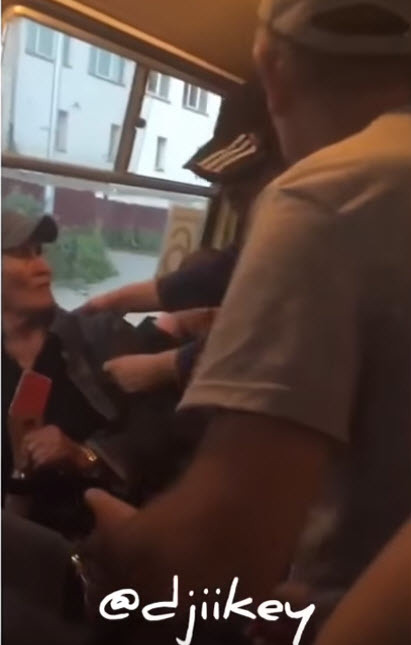 В Якутске дедушку высадили из автобуса из-за неприятного запаха