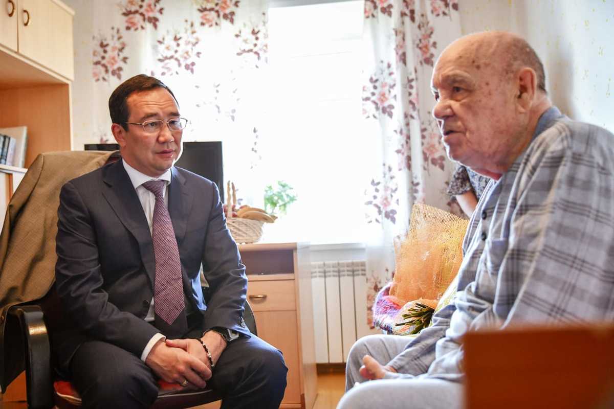 В Мирном Айсен Николаев навестил ветерана ВОВ Михаила Жилкина