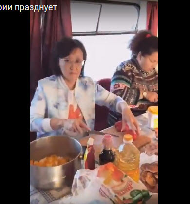 Авксентьева готовит греческий салат, а Федоров - соус к строганине. Команда мэрии празднует победу (видео)