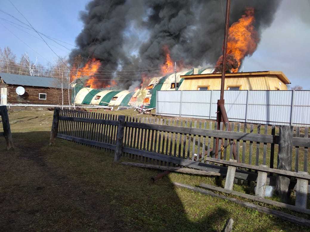 Фотофакт: В якутском селе огнем уничтожено здание администрации