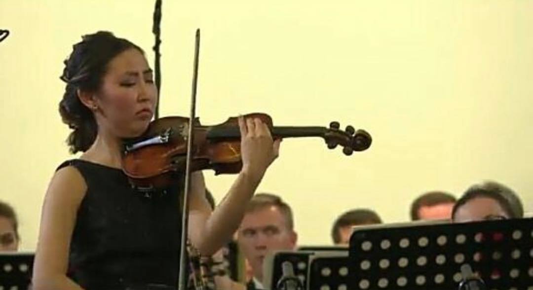 Айсен Николаев поздравил скрипачку Ефросинью Ефимову с победой на международном фестивале