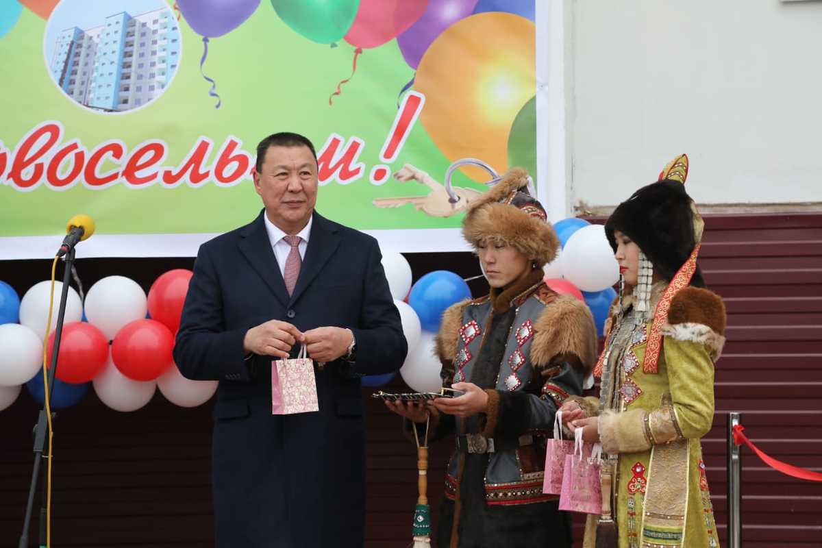 Александр Саввинов вручил детям-сиротам ключи от новых квартир